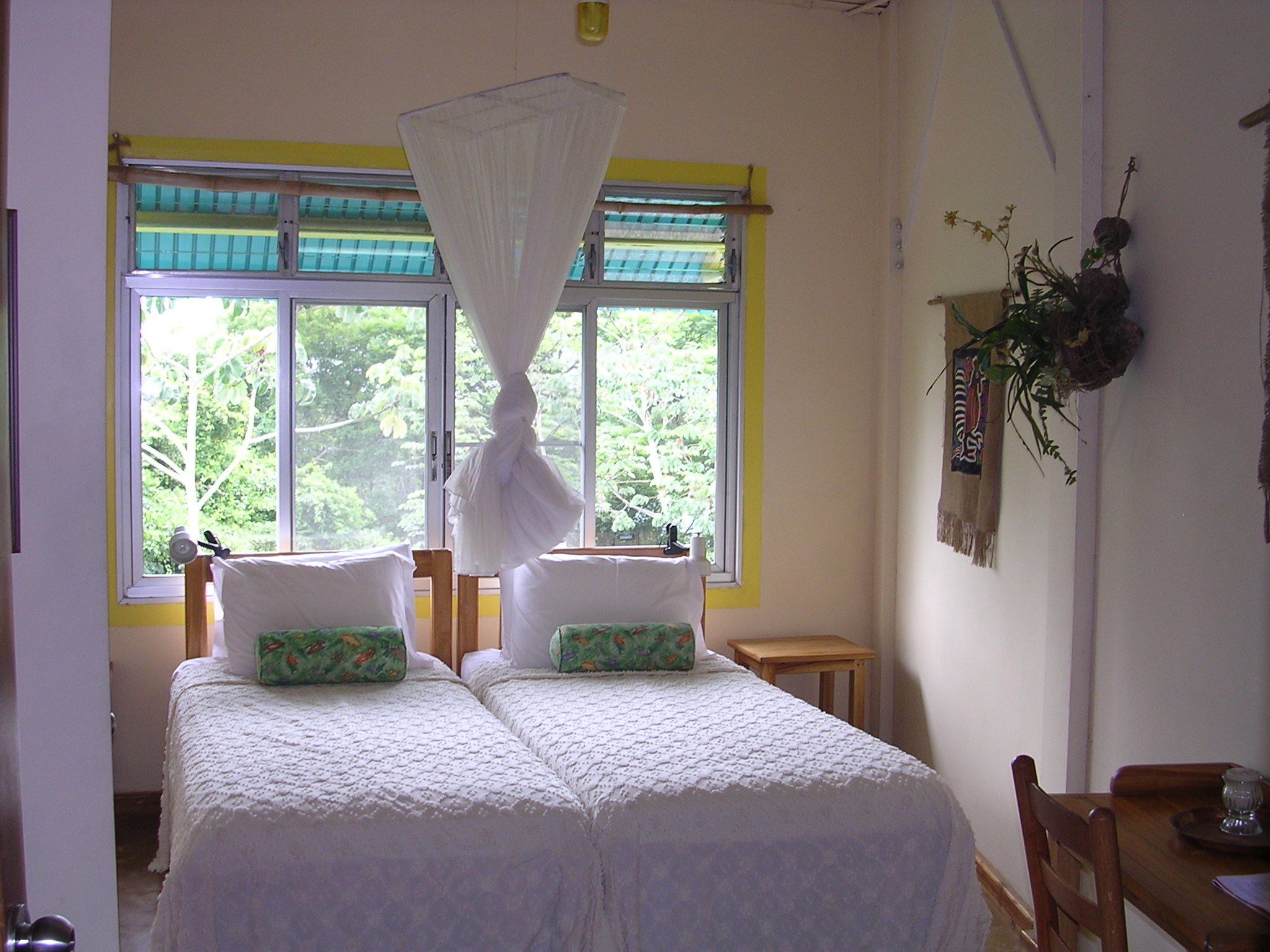 http://hotelesoriginales.com/wp-content/uploads/2010/05/bedroom_of_canopy_tower_in_gamboa_panama_01.jpg